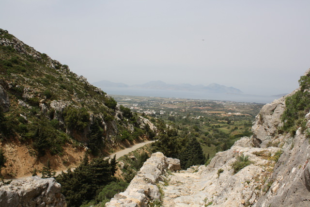 Θέα από ψηλά. Στο βάθος Κάλυμνος