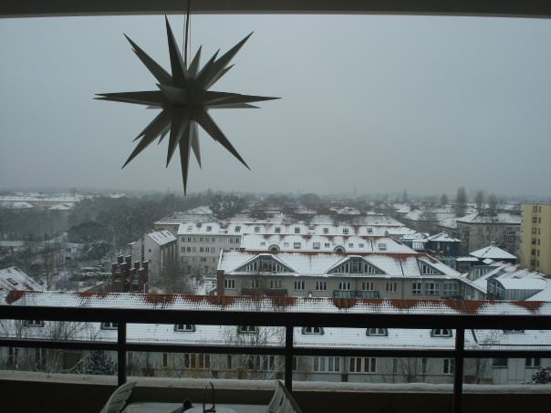 Θέα του χιονισμένου Βερολίνου από το μπαλκόνι μίας φίλης