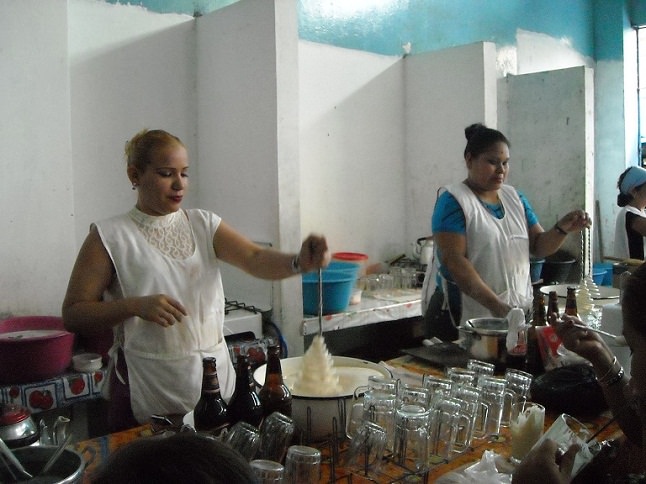 Ικίτος. Η αγορά του Μπελέν. Γυναίκες κτυπούν μαρένγα