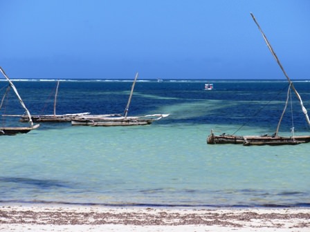 Ινδικός Ωκεανός και παραδοσιακά ξύλινα λαντίνια στο Babouri beach