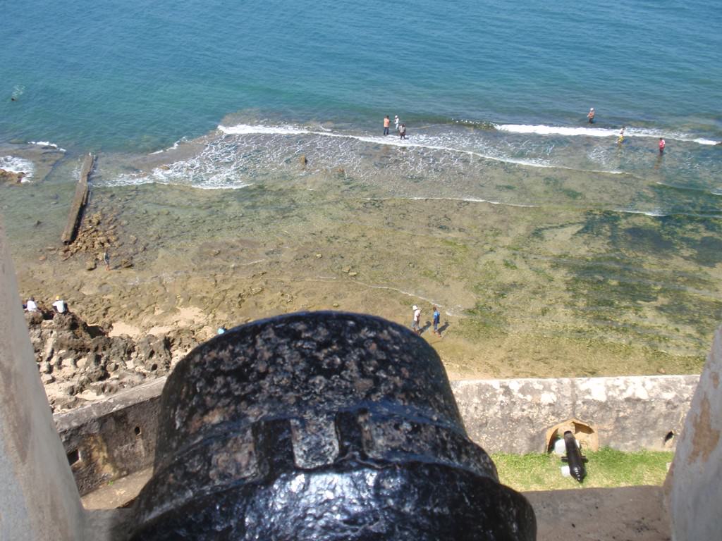 Κανόνι του Fort Jesus στοχεύει στη θάλασσα.