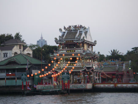 Κατά τη διάρκεια της dinner cruise στον Chao Praya River είδαμε στις ακτές