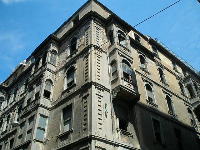 Κωνσταντινούπολη/ Εγκαταλελειμένο κτίριο στο Πέρα