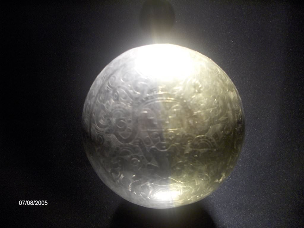 ΛΙΜΑ (μουσείο Ερέρα) Η σφαίρα είναι μισή χρυσός και μισή ασήμι