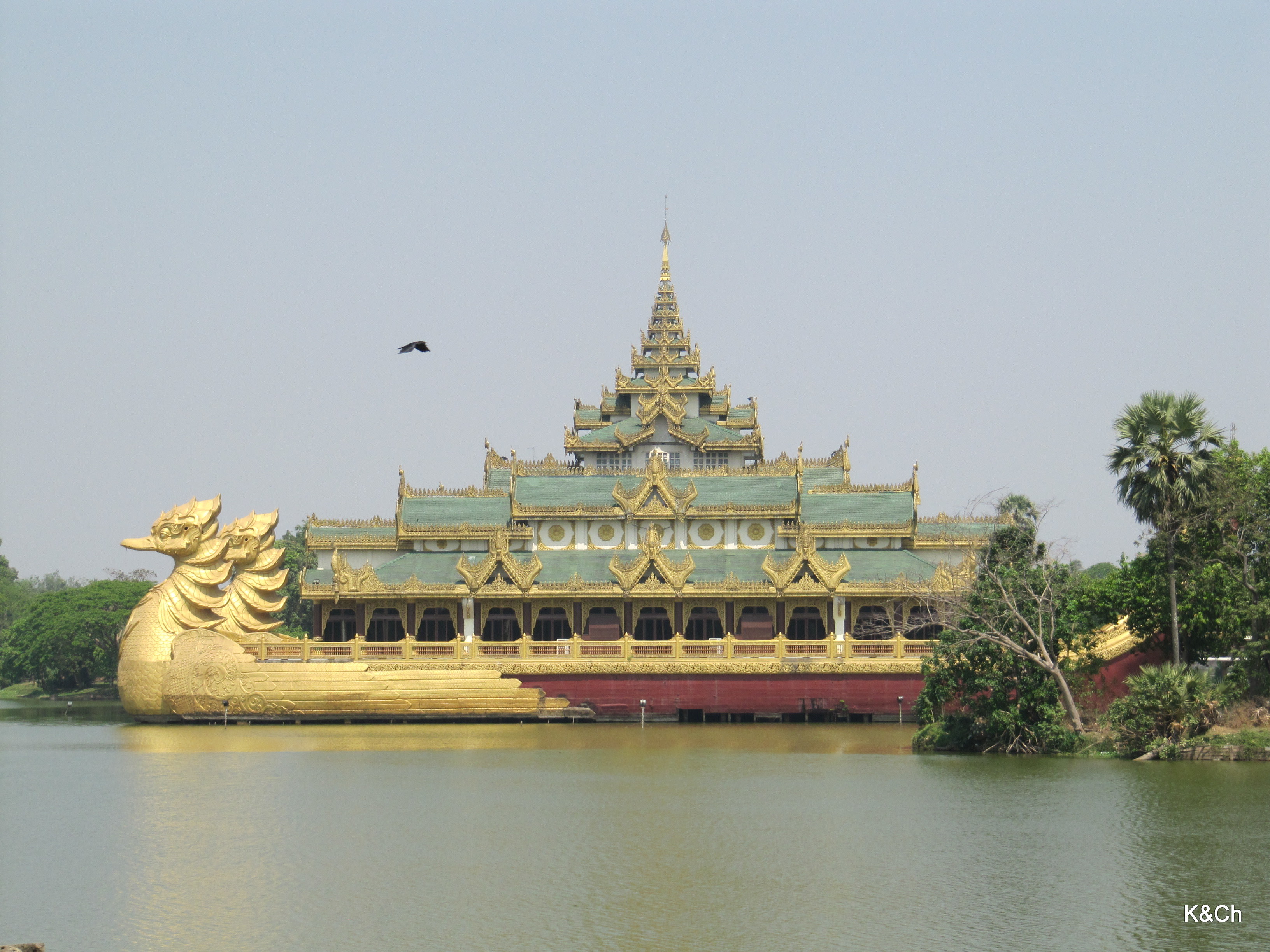 Μέσα στην λίμνη χτισμένο σε σχήμα πλοίου το παλιό θερινό βασιλικό ανάκτορο.