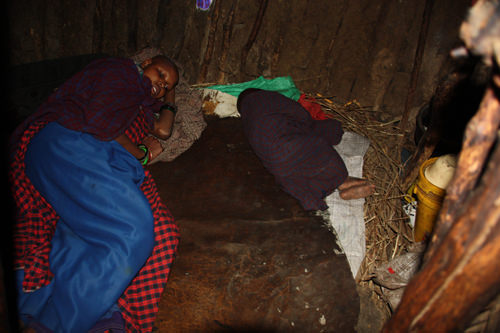 Μαμά και παιδί Μασάι κοιμούνται