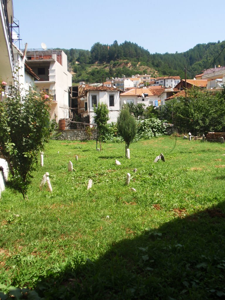 Μνήματα στην αυλή