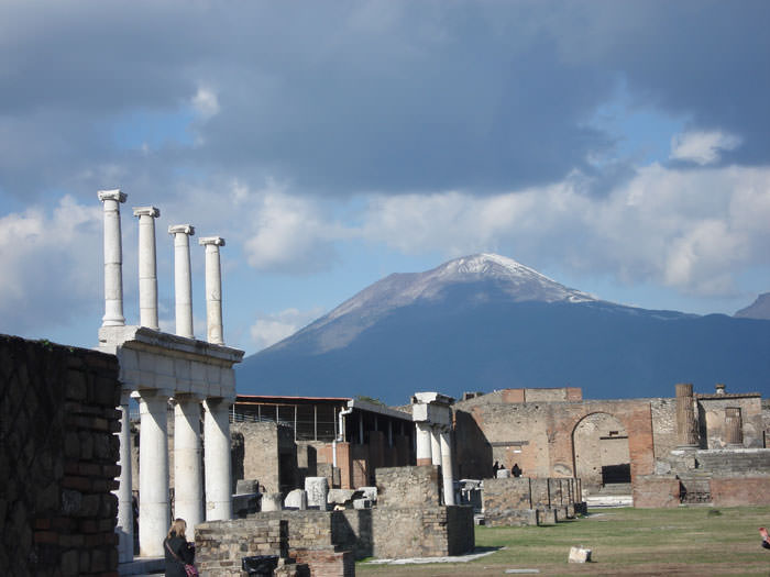 Νάπολη - Πομπηία με το ηφαίστειο του Βεζούβιου στο βάθος!