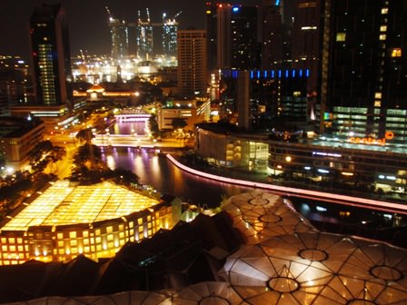 Νυχτερινή άποψη Σιγκαπούρης και Clarke Quay