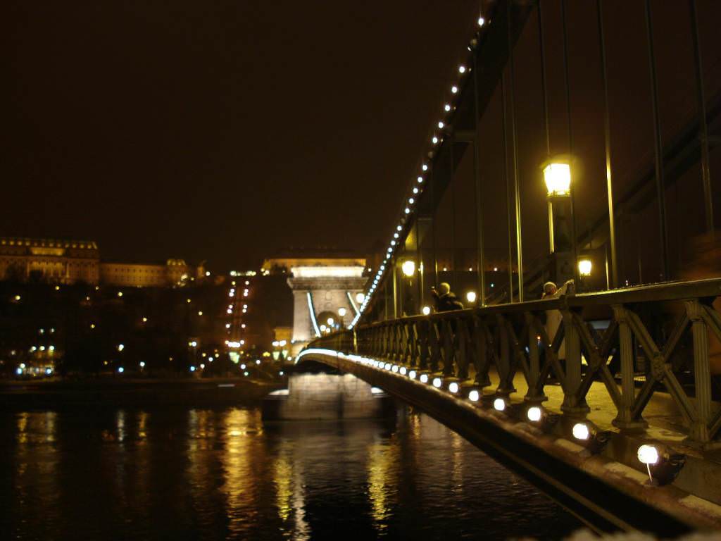 Νυχτερινός περίπατος στη Βουδαπέστη με φόντο τη Γέφυρα των Αλυσίδων!!!