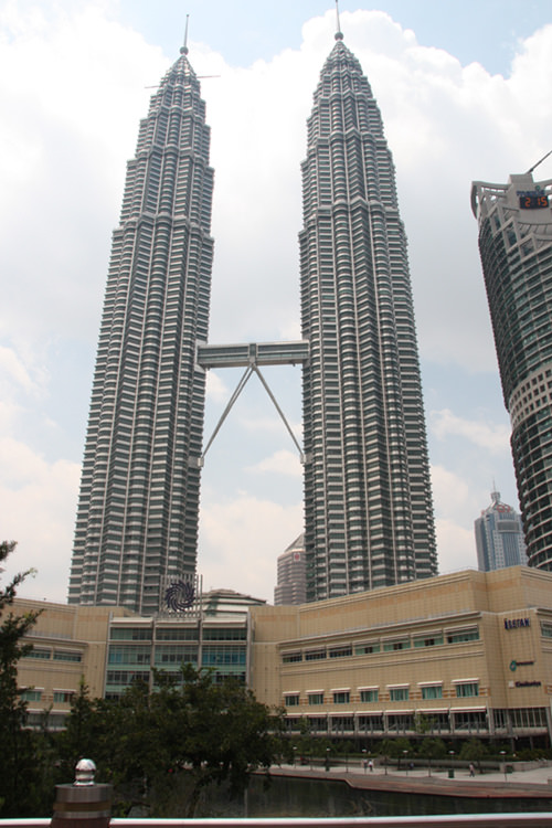 Οι πύργοι Petronas και ακριβώς από κάτω το Suria Centre