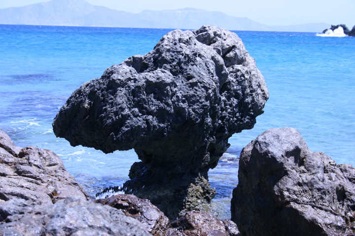 Ο βράχος στέκεται αγέρωχος αλλά η θάλασσα στο τέλος θα κερδίσει...