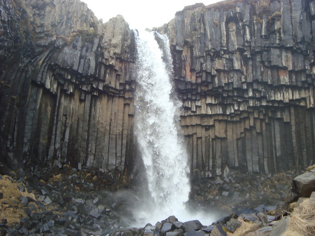 Ο Svartifoss από κοντά