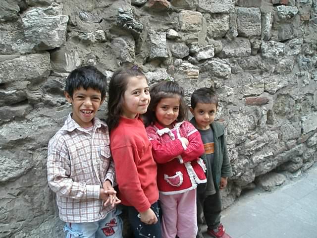 Παιδάκια στο Φατίχ, δίπλα στο ναό του Παντοκράτορα
