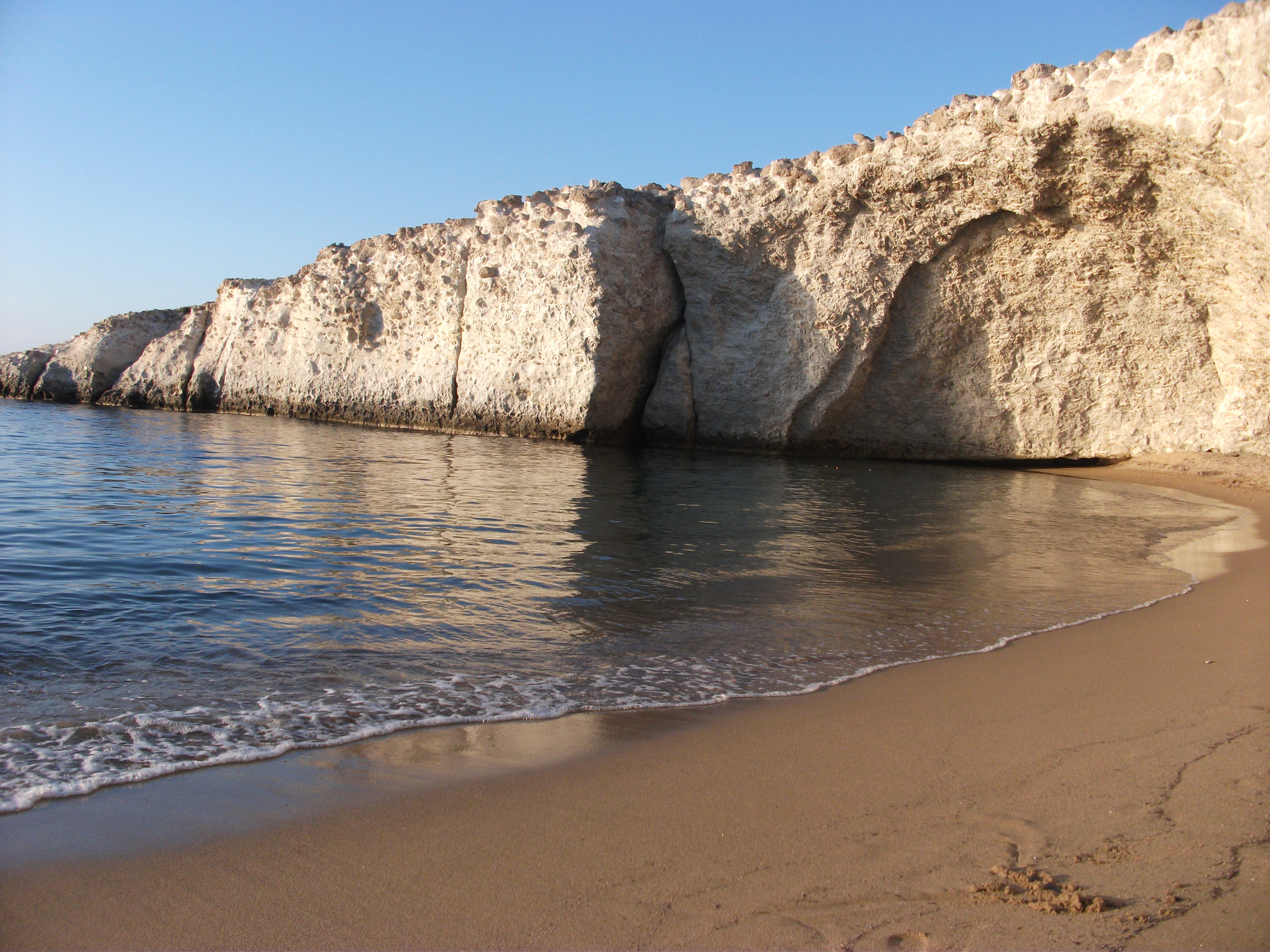 Παραλία Αλογόμαντρα, Μήλος, Κυκλάδες