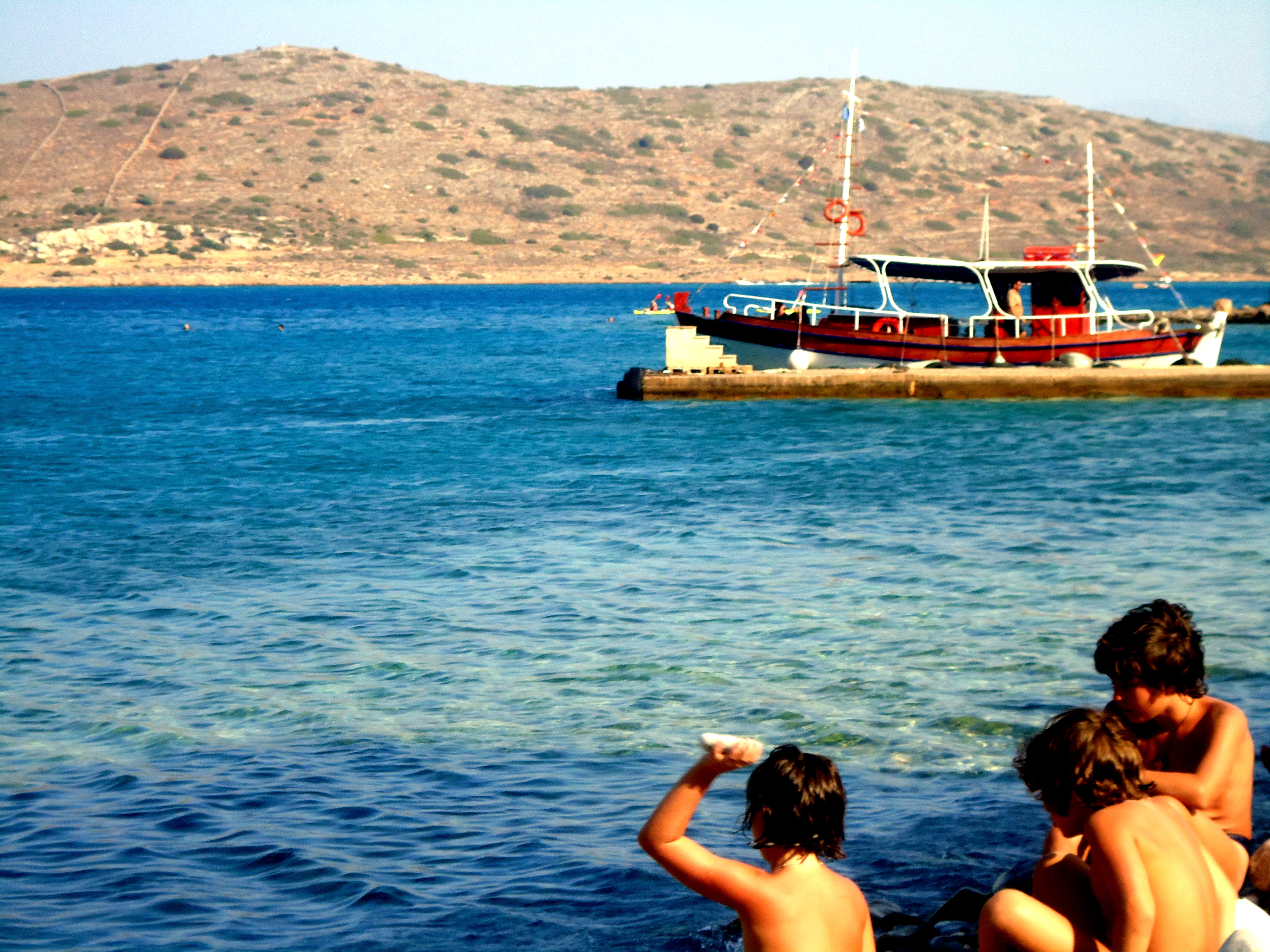 Πλάκα, Ελούντα.
Το καραβάκι περιμένει για να μας ταξιδέψει απέναντι στην Σπιναλόγκα που φαίνεται στο βάθος.