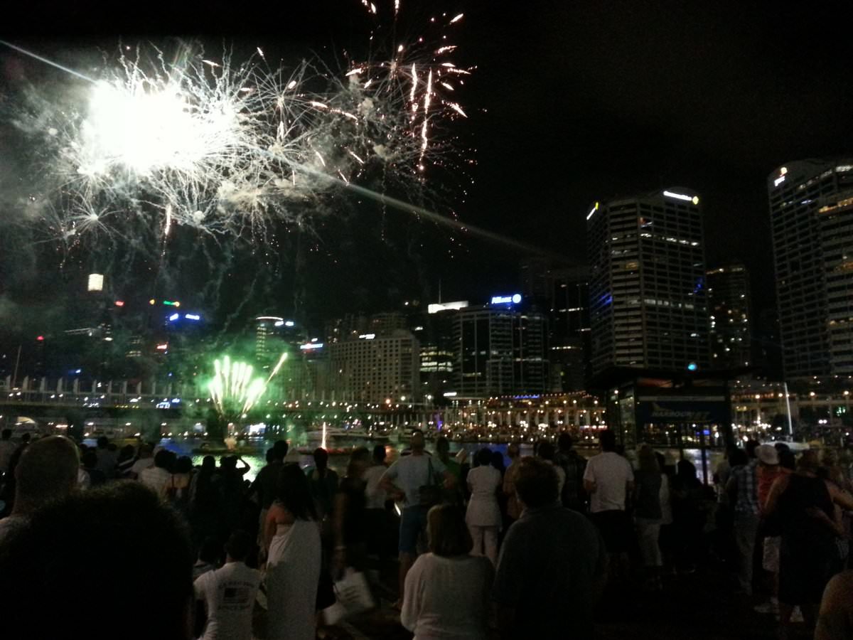 Πυροτεχνήματα το βράδυ στο Darling Harbour