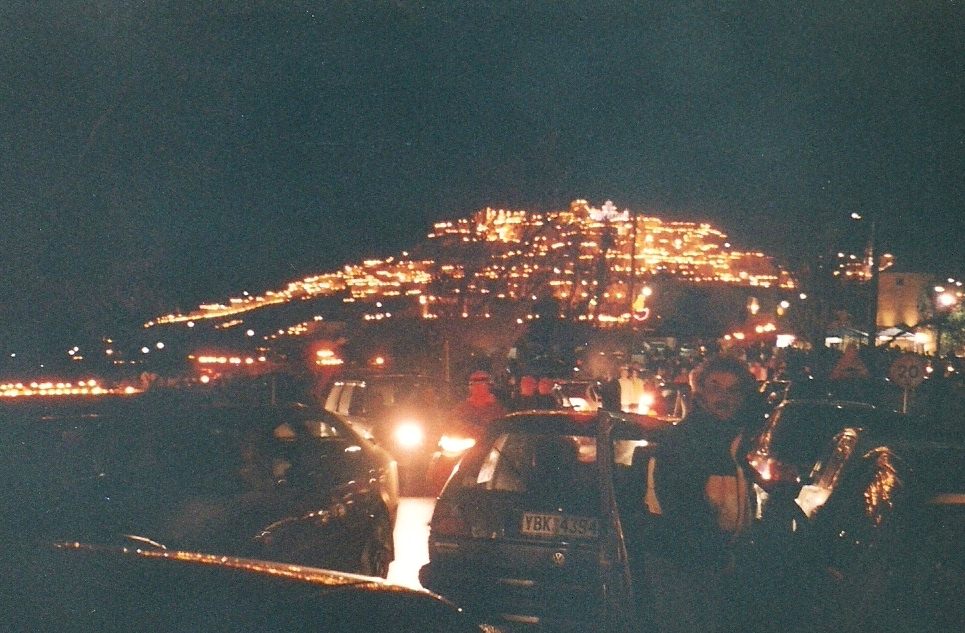 Σαντορίνη, Πύργος. Μεγάλη Παρασκευή και τα φώτα που φαίνονται είναι τενεκεδάκια με κεριά στους δρόμους του χωριού, για να περάσει ο Επιτάφιος