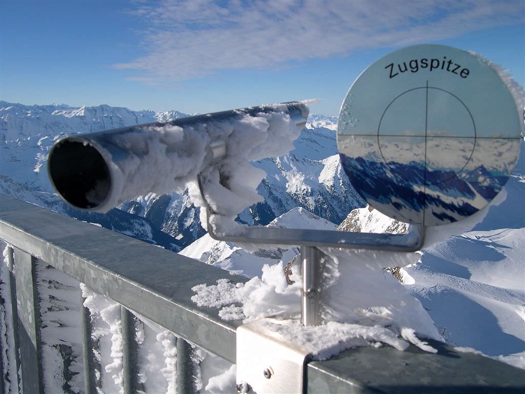 Στη κορυφή του παγετώνα Kitzsteinhorn στην Αυστρία στα 3203 μέτρα αγναντεύοντας το Zugspitze, το ψηλότερο βουνό της Γερμανίας