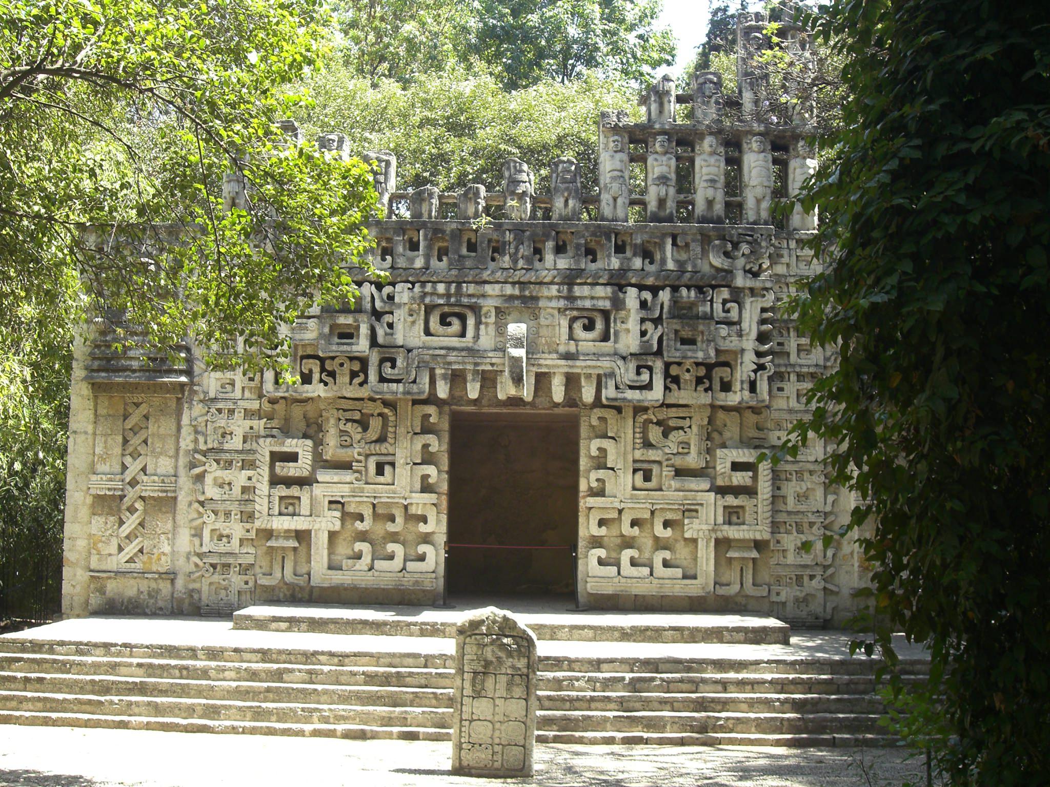 Στον κηπο του Μουσειου Ανθρωπολογιας