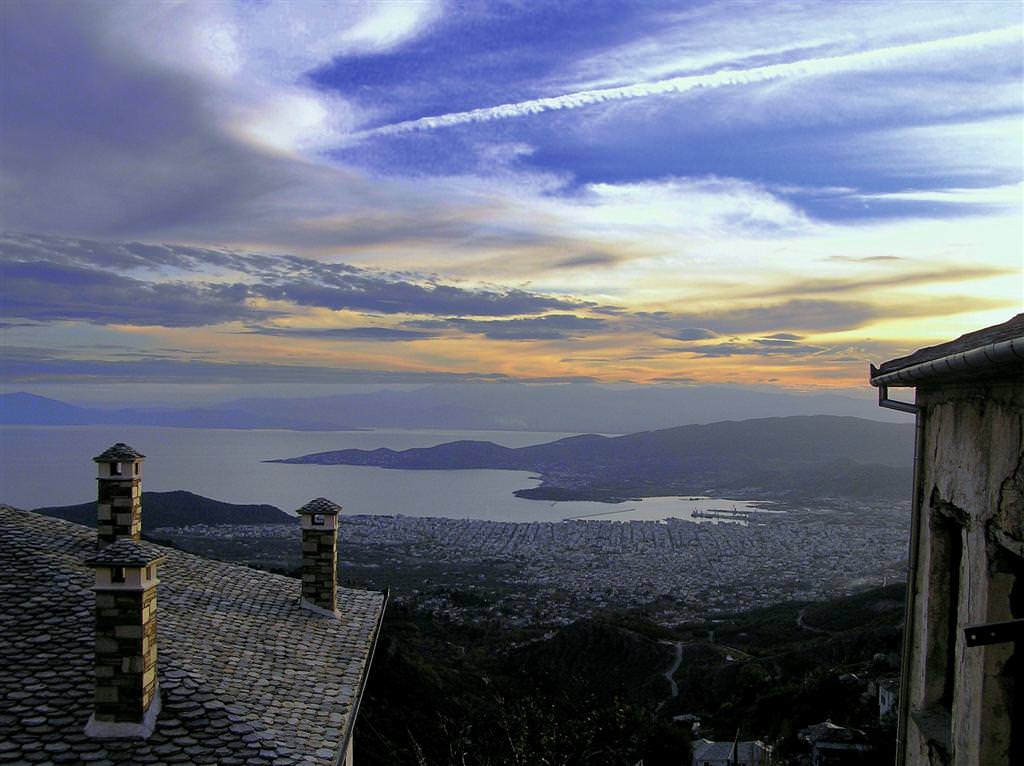 Στο βάθος Βόλος