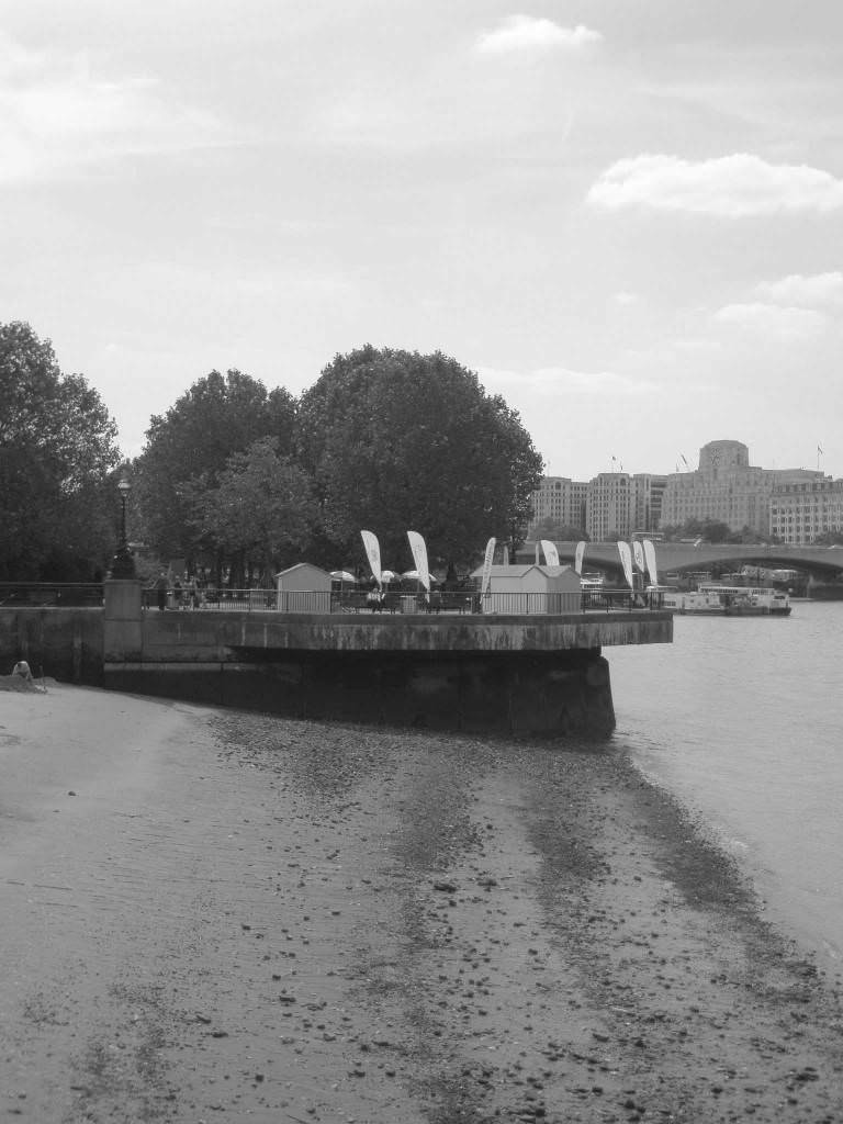 Στο βάθος οι σημαιούλες από την ελληνική καμπάνια