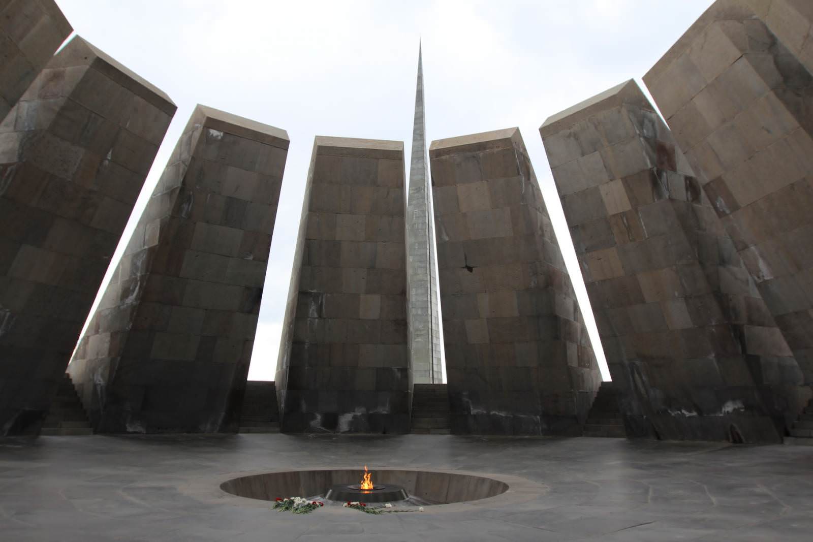 Στο μνημείο της γενοκτονίας