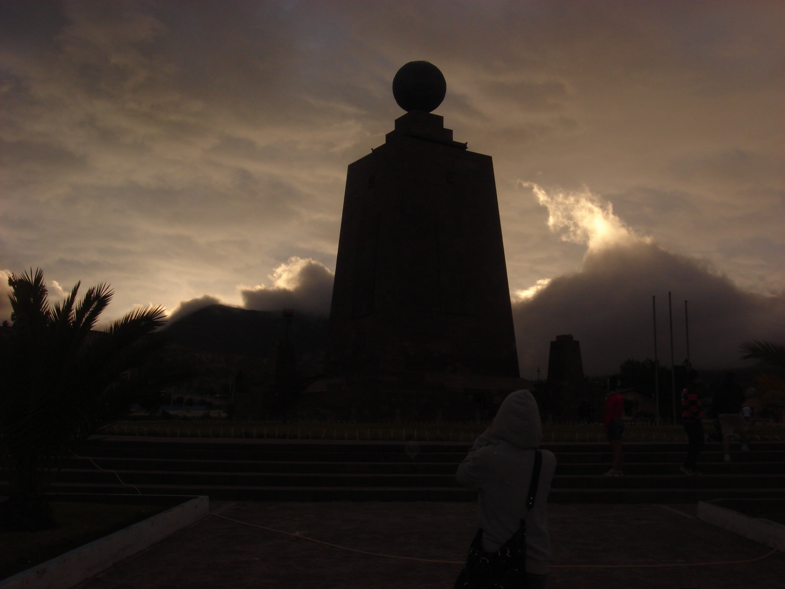 Στο Mitad del Mundo - Σημείο μηδέν της Γης από όπου περνάει νοητά ο Ισημερινός της.