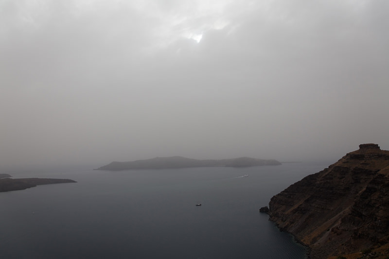 Συννεφιασμένη Σαντορίνη