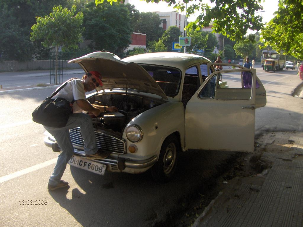 Ταξί  - αντίκα στο  Δελχι.   Η βλάβη  ηταν,  οτι  έμεινε  από βενζίνη !!!!!