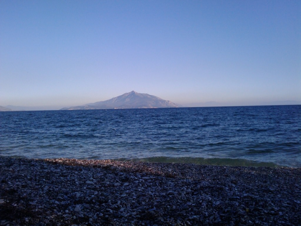 Τα βότσαλα, η θάλασσα και η Τουρκία.