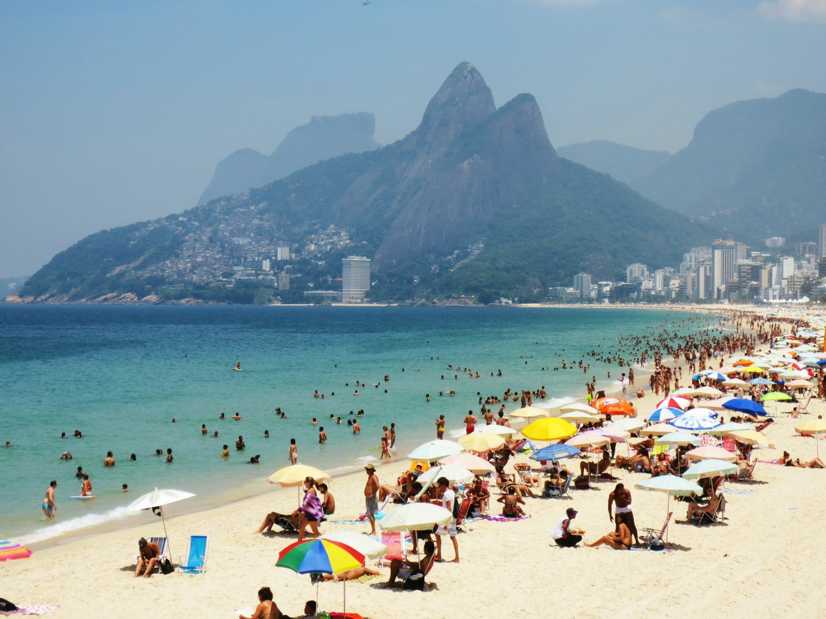 Τι καλύτερο από ένα μπανάκι στην παραλία Ipanema  του   Rio de Janeiro, Brazil με θέα τα βουνά "Dois Irmaos"