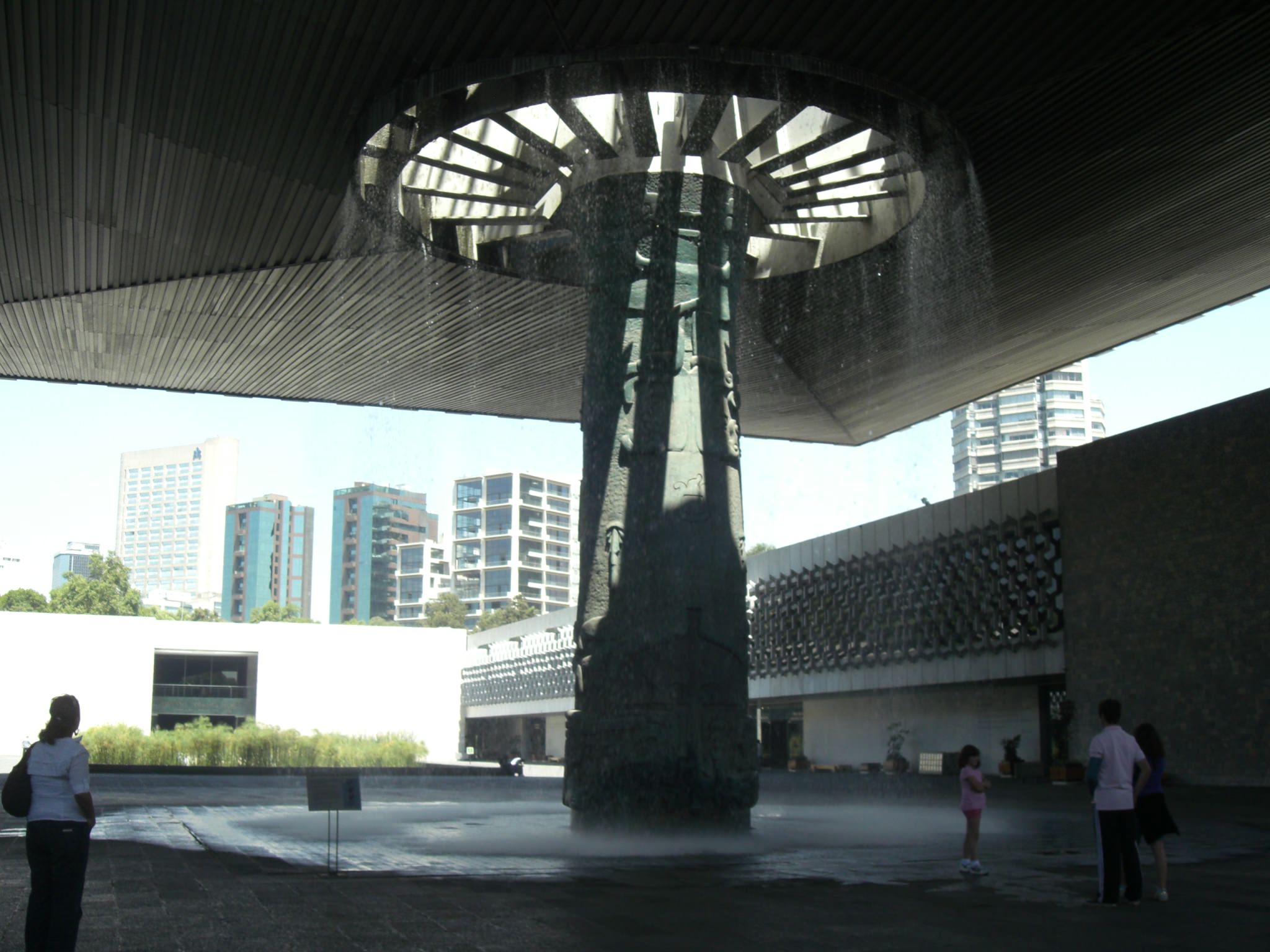 Το σιντριβανι στην εισοδο του Μουσειου Ανθρωπολογιας