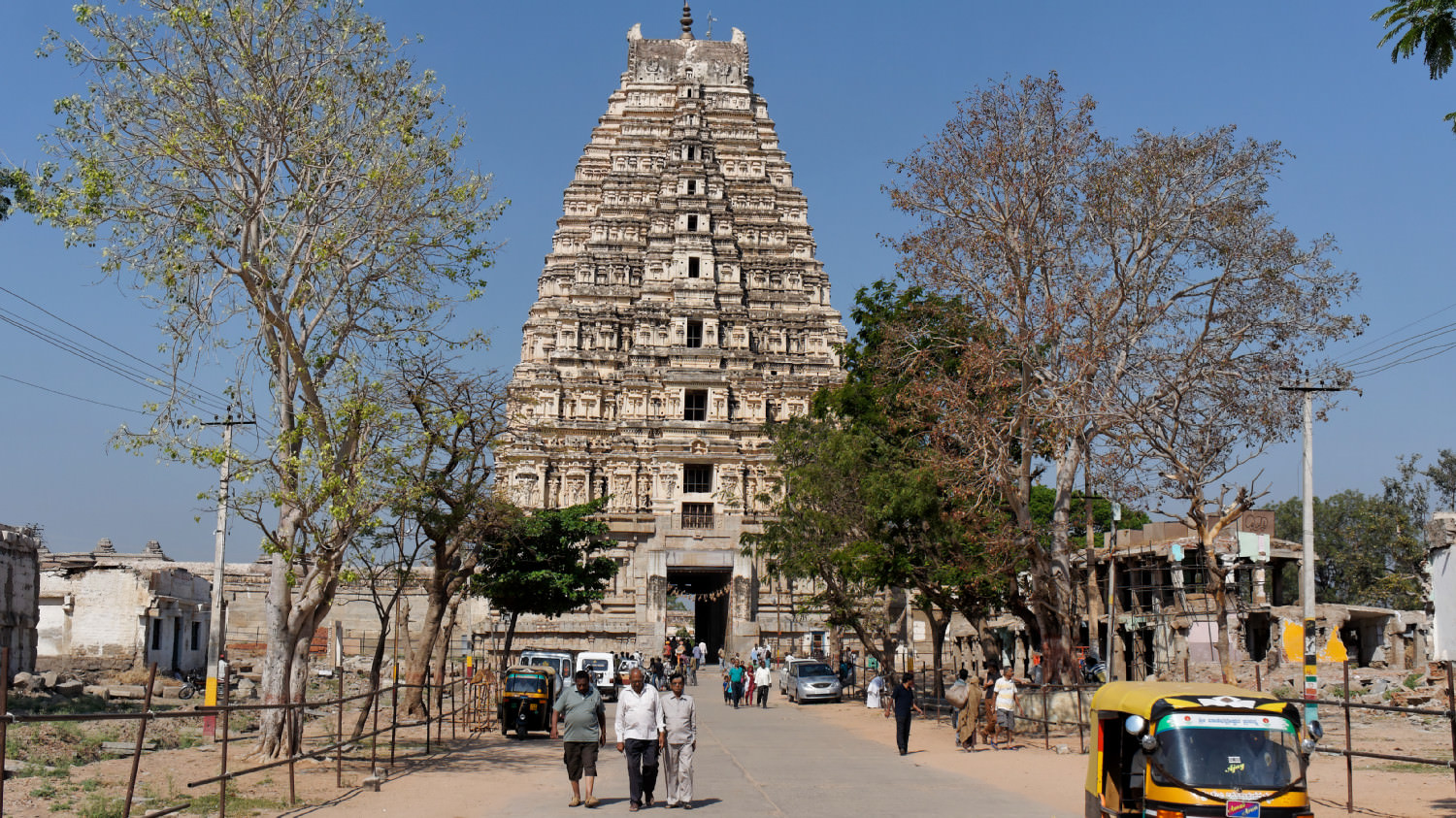 Το Virupaksha Temple (Pampapathi temple) βρίσκεται στη καρδιά του Hampi. Η είσοδος του ναού έχει ύψος 49 μέτρα και είναι αφιερωμένος στη λατρεία του Shiva