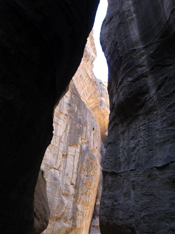 Φαραγγι που οδηγει στην Πέτρα