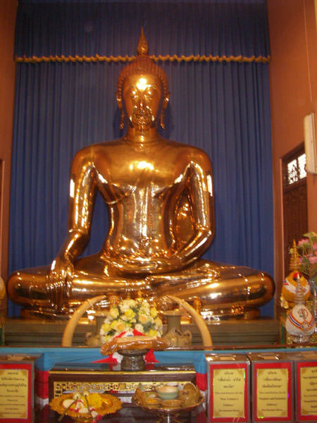 Χρυσός Βούδας στη Μπανγκόκ, ζυγίζει κάμποσους τόνους και είναι ατόφιο χρυσά