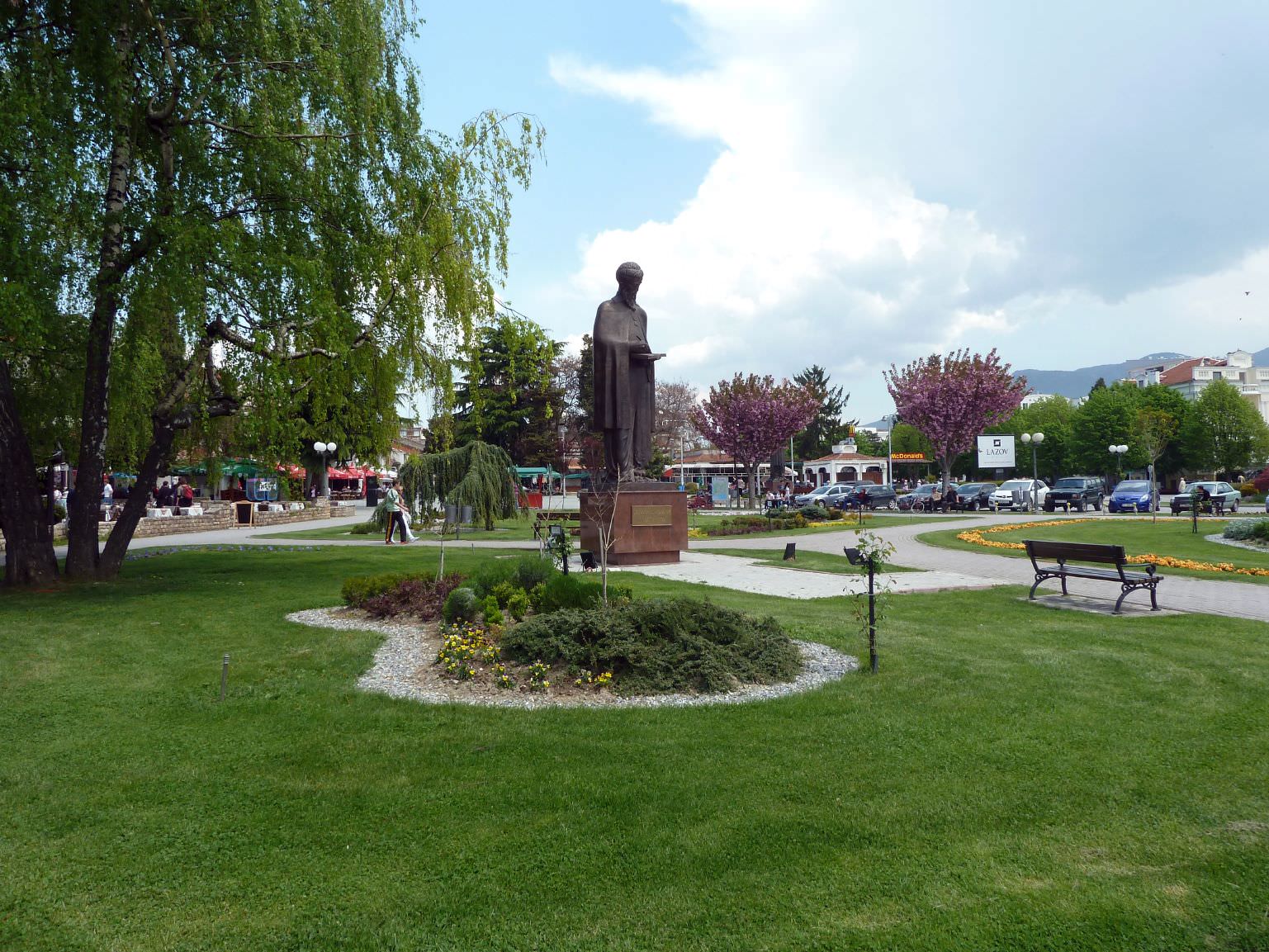 κεντρική πλατεία - άγαλμα Αγιου Κλημέντα