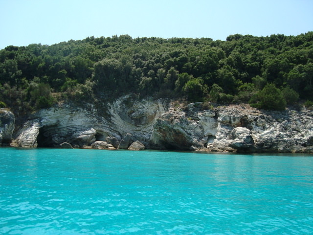 μια παραλια στους αντιπαξους