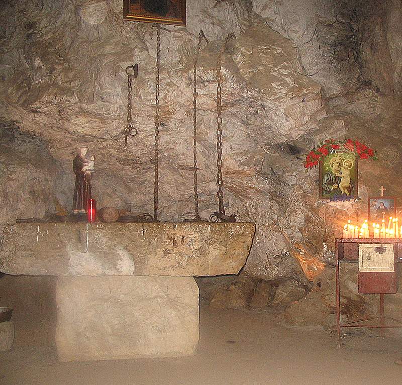 σπηλιά σε μοναστήρι-κοιλάδα μπέκα