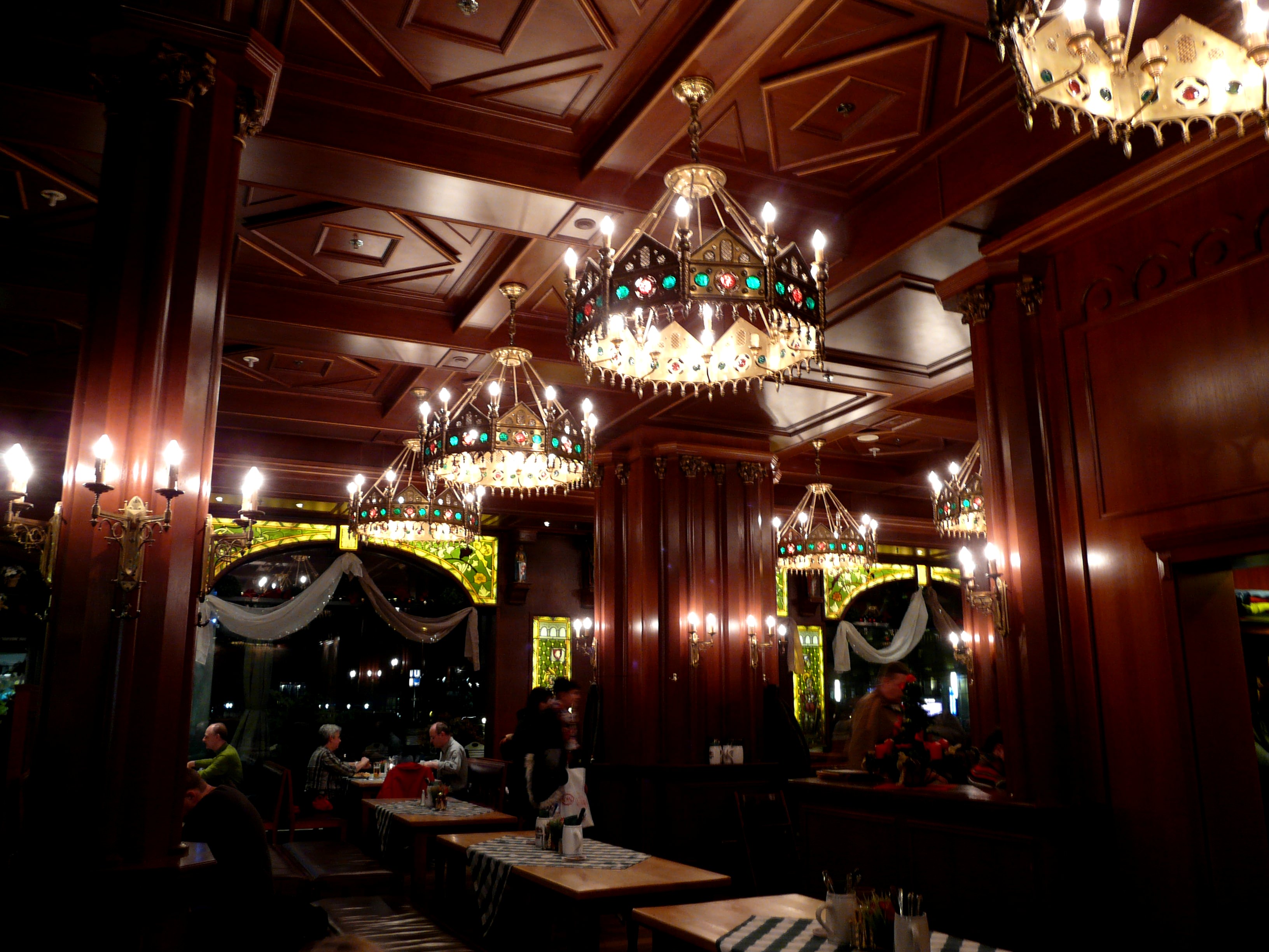 στη περιοχη riem  και στο RiemArcade  το bistro Koning Ludwig un de Messe