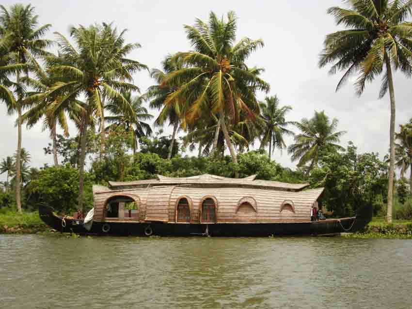 τα houseboat στη λιμνη της Κερλας