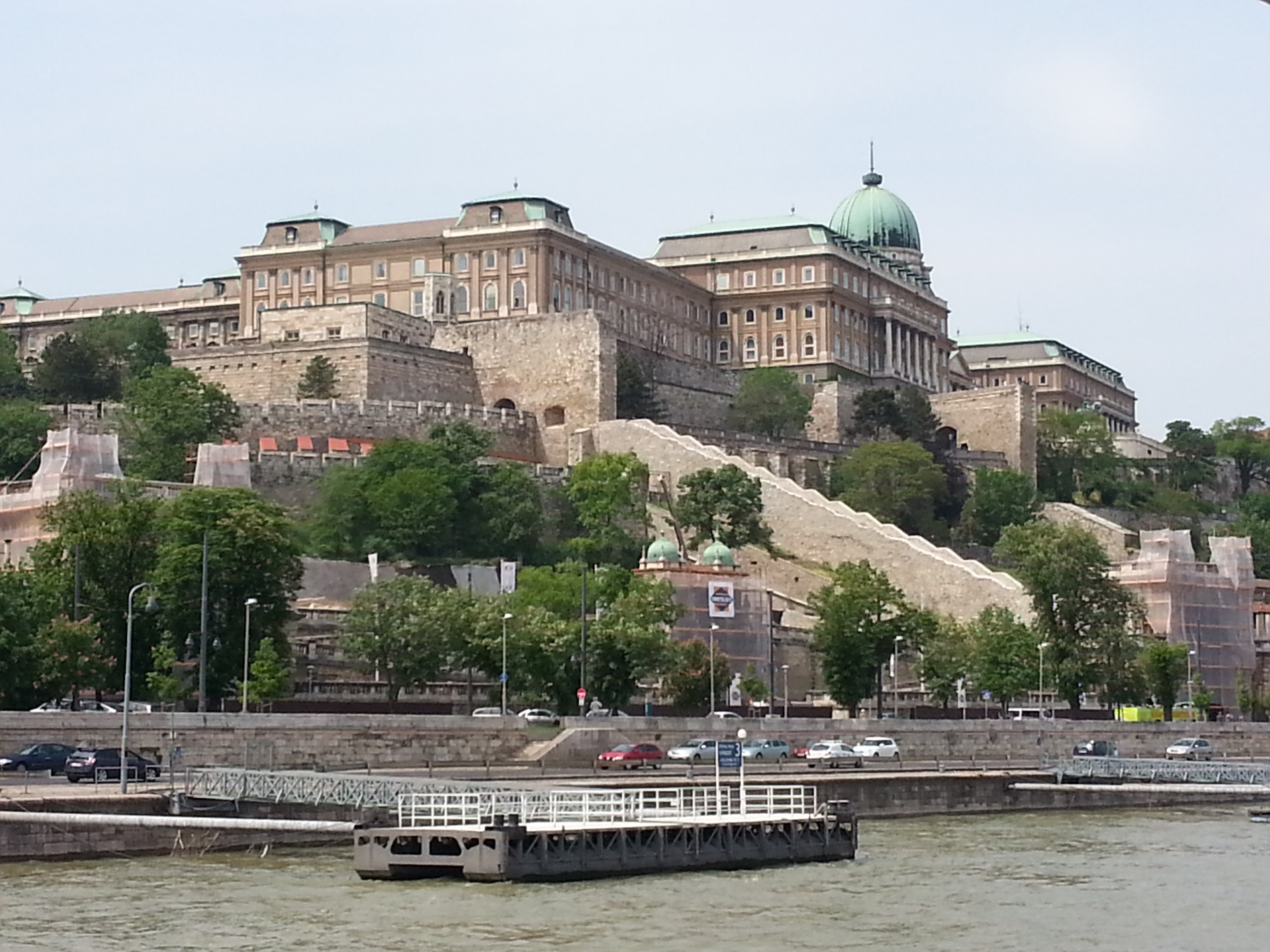 το ανάκτορο μέσα από τον Δούναβη
