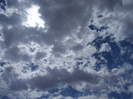 Alice Springs. Σύννεφα πάνω απ' την πόλη.