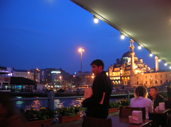 cafe στην προκυμαια στην περιοχη sirkeci