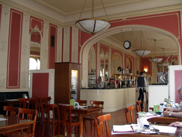 CAFE LOUVRE
