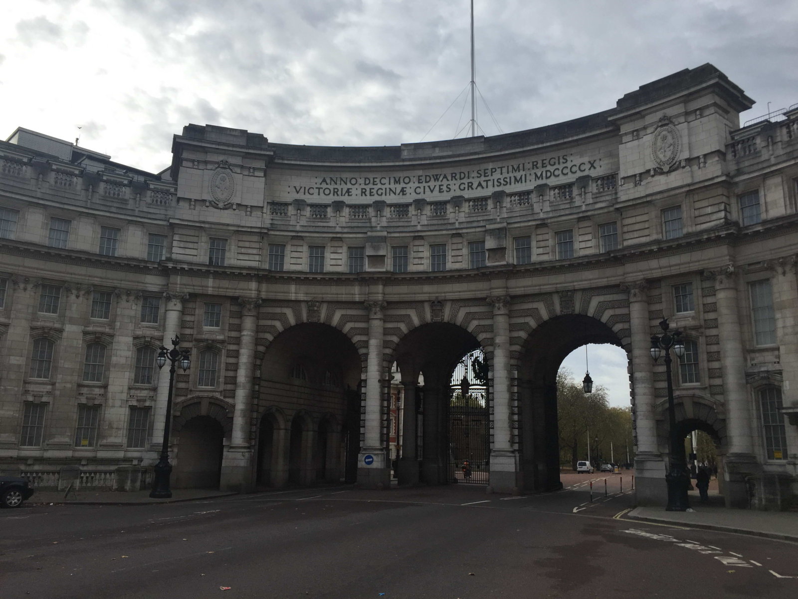 entrance gates of Buckingham Palace