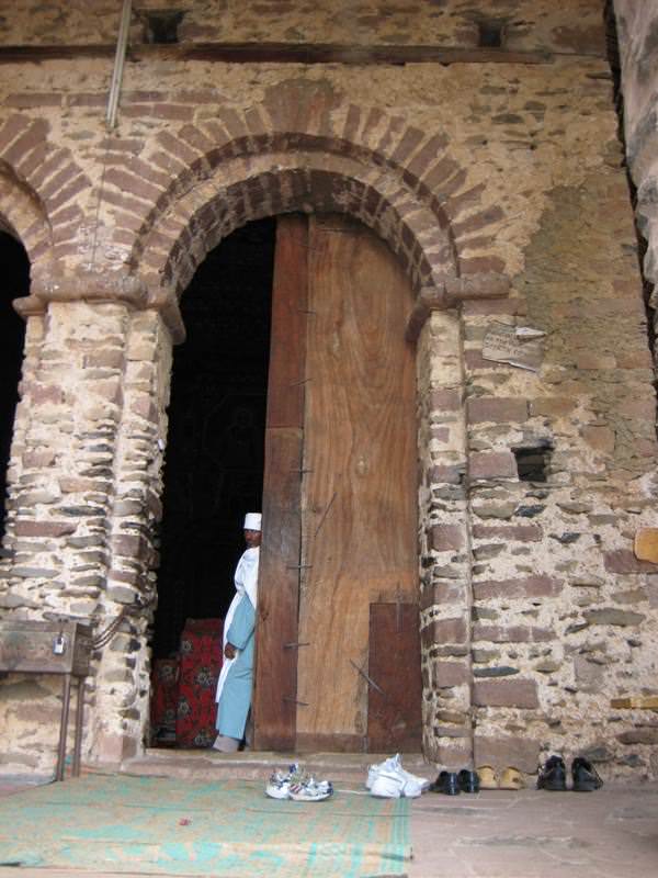 Gondar - ιερέας στην είσοδο ναού