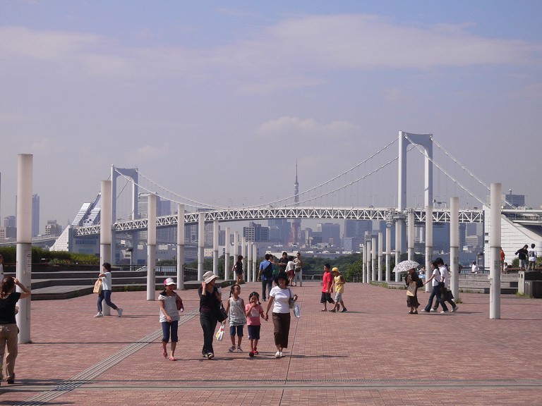 H Rainbow bridge και στο βάθος η γιαπωνέζικη έκδοση του πύργου του Άιφελ !!