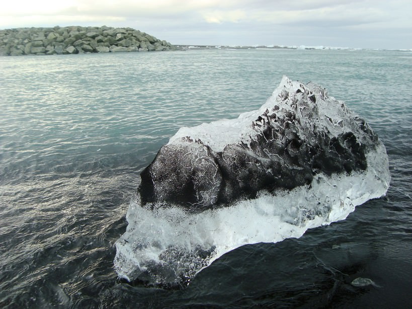 Koμμάτι πάγου στη Θαλλάσσια ακτη της Jokulsarlon