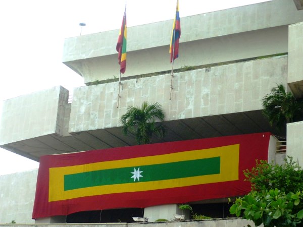 La bandera de la Costa/Η σημαία της Ακτής